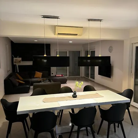 Modern House Luna With Pool Willa